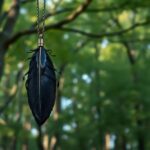 Amuleto de Pluma de Cuervo: significado y usos (Crow feather charm)
